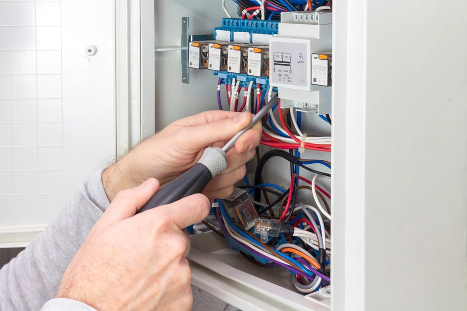 Scène d'intérieur de bureau d'études avec architecte ou ingénieur travaillant sur plans techniques