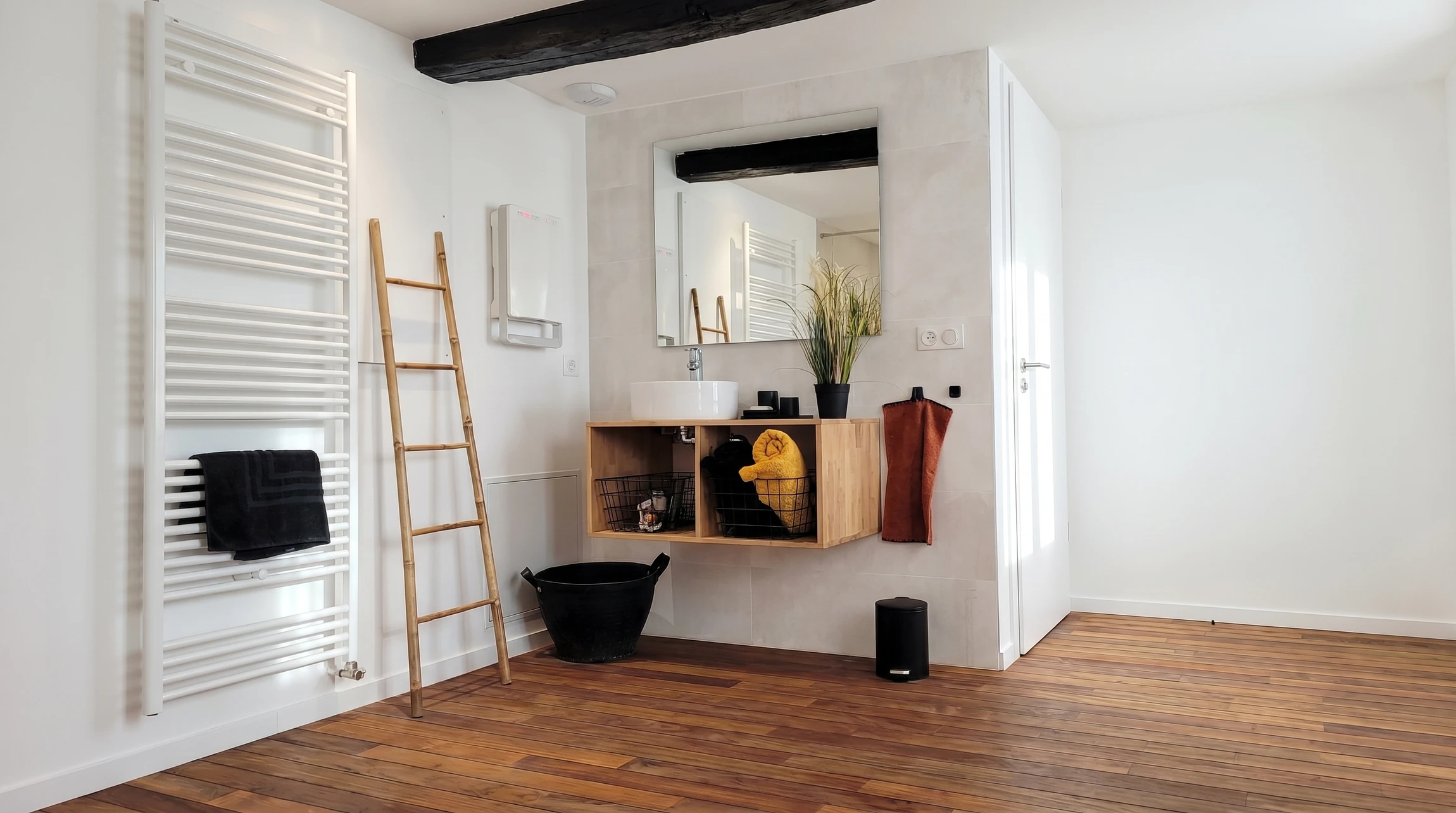 Salle de bain moderne avec douche à l'italienne, double vasque en céramique blanche sur meuble suspendu laqué blanc, robinetterie chromée contemporaine