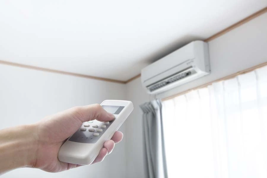 Scène d'intérieur de bureau d'études avec architecte ou ingénieur travaillant sur plans techniques