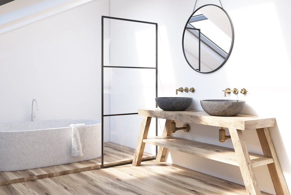 Scène d'intérieur de bureau d'études avec architecte ou ingénieur travaillant sur plans techniques